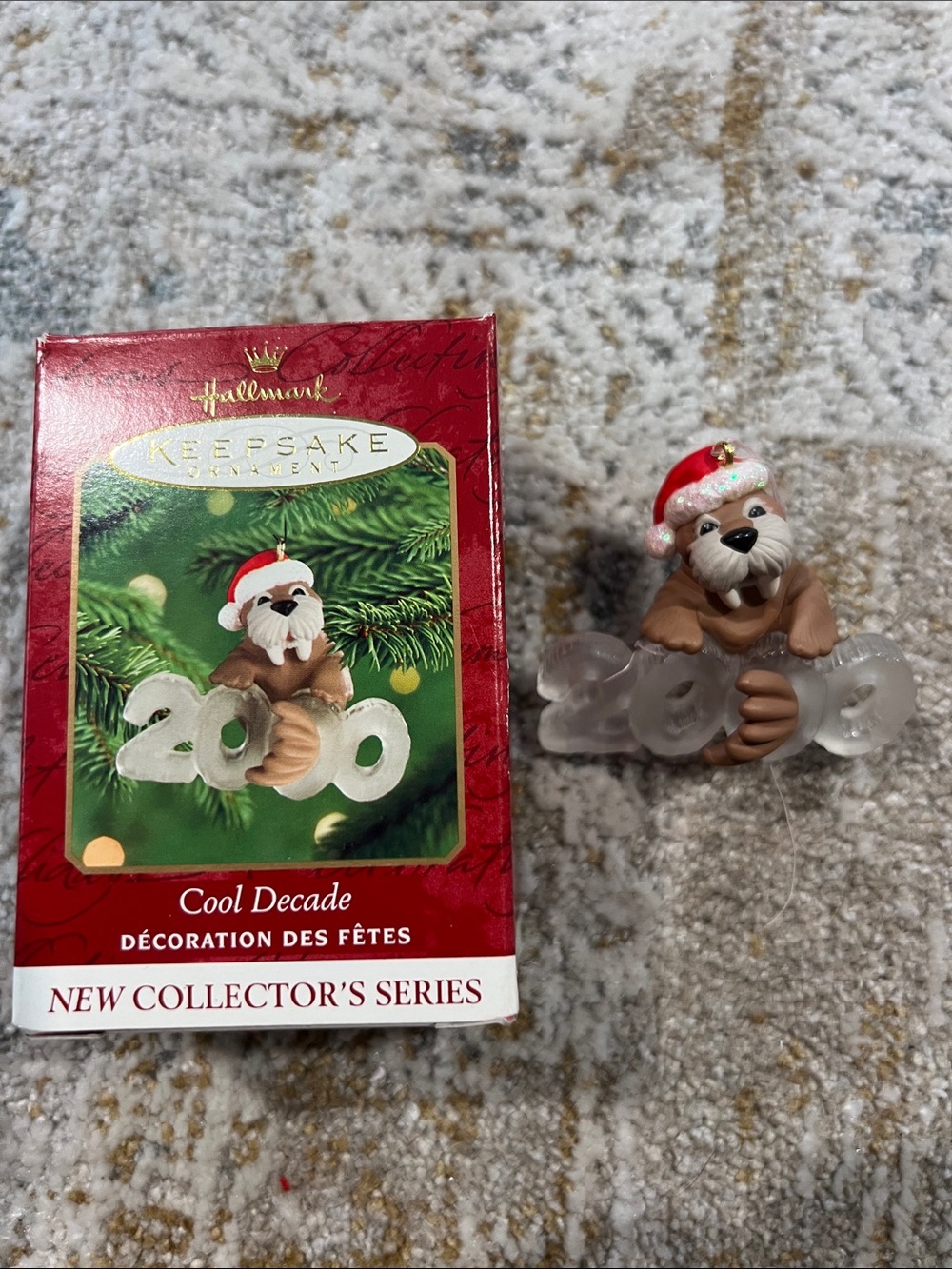 Hallmark Keepsake 'Cool Decade' 2000 walrus Ornament - z29